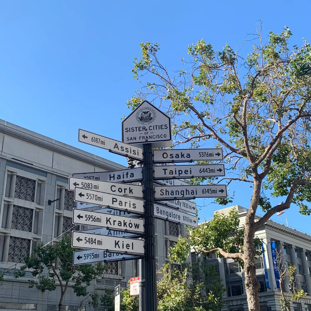 作為初來乍到拜訪的第一個城市，舊金山在五感都留下了濃厚的印記。喜歡坐在木頭椅上吹海風發呆，喜歡一路上坡沒有盡頭的寧靜住宅區，也喜歡在搖鈴聲的漸強漸弱下cable car 快速移動又不失隨性的衝突感。