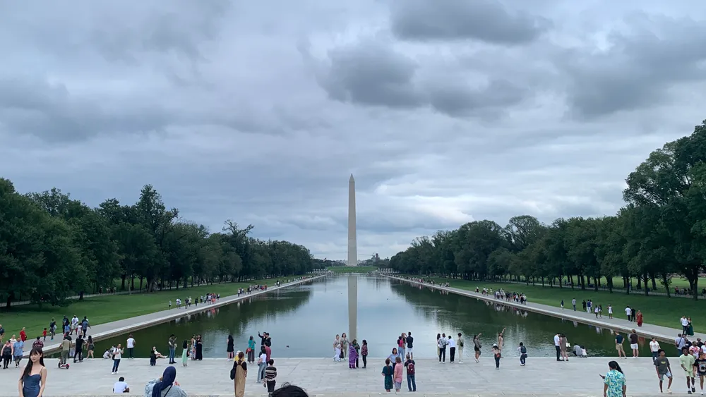 人生第一次 Road Trip 就在八月和九月的交界，從 Chapel Hiill 一路往北開，經過 Virginia 到Washington DC 就要四個小時，隔天一早再繼續北上到位於 Maryland 的 Baltimore。我會記得第一天我們三個在車上聊了一整路，結果晚上顳顎超級卡，記得輪胎胎壓異常，差點回不去 Chapel Hill 的驚險奇遇記，也會記得我們在夜色之中成功回到租車公司前，跟陪伴我們四天的車子合照的成就感。