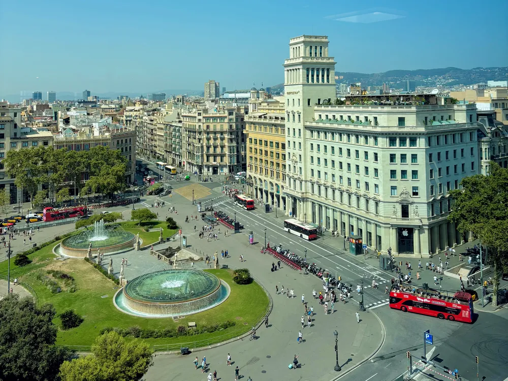 加泰隆尼亞廣場 Plaça de Catalunya / 蘭布拉大道 La Rambla：貝多芬之家 Casa Beethoven・皇家廣場 Plaça Reial・奎爾宮 Palau Güell / 墨魚燉飯 @Les Quinze Nits / Tapas @100 Montaditos / 卡佛之家 Casa Calvet