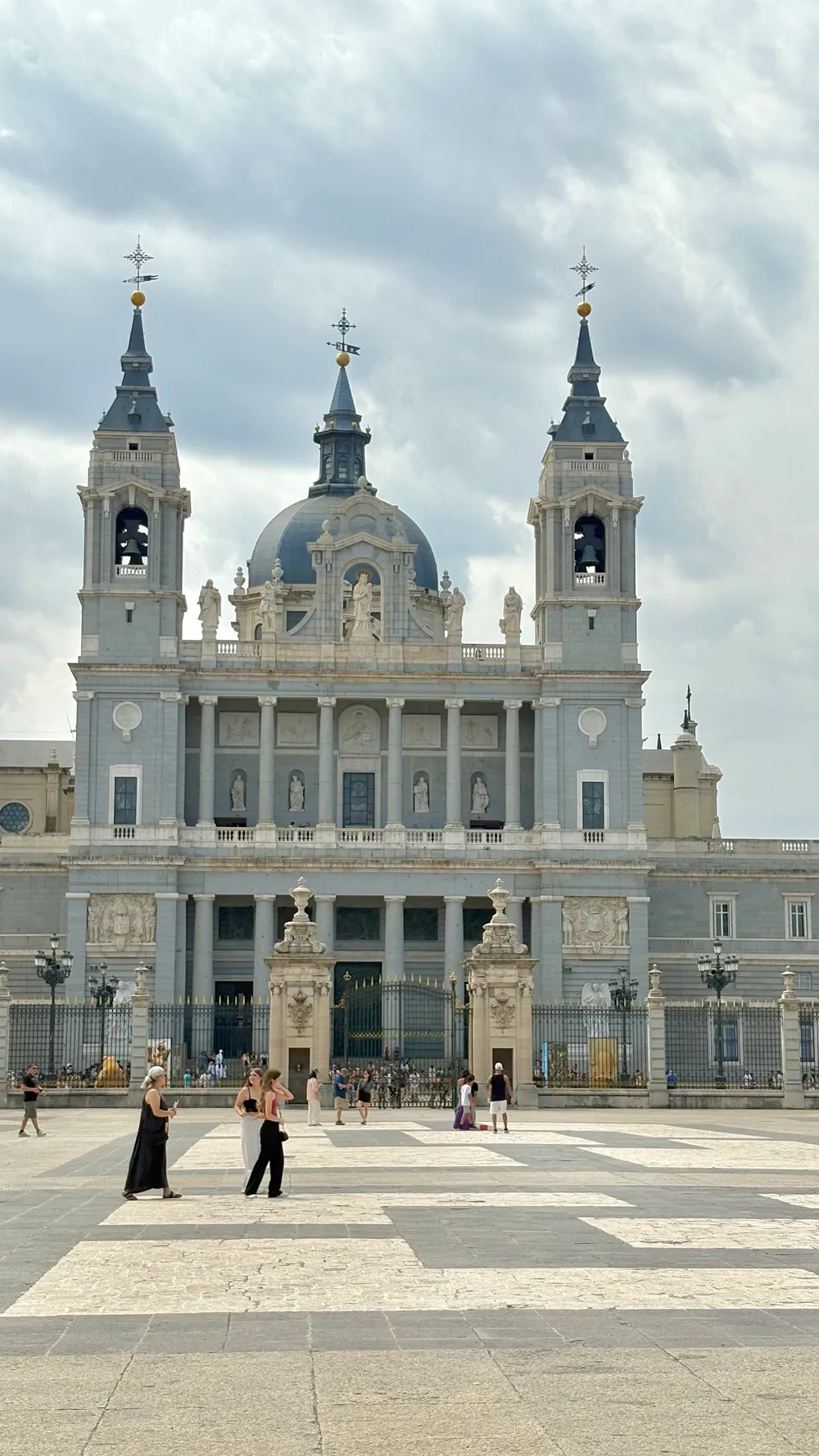 阿穆德納聖母主教座堂 Almudena Cathedral / 馬德里王宮 Royal Palace of Madrid / 市政廳廣場 Plaza de la Villa / 馬德里主廣場 Plaza Mayor de Madrid / 蒙大拿公園觀景 Templo de Debod Viewpoint / Tapas @100 Montaditos
