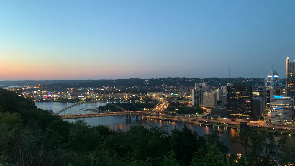 三天時間搭機來回匹茲堡和北卡，在這個城市卻少有急促的感覺。白天的匹茲堡微風輕拂、在三河交匯之處陽光得以擁有空間映照到市區的每一處，夜色襲來時車子開過一條條仍舊熱鬧的街道又延續了些許熱鬧。